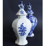 Para waz fajansowych dekorowanych kobaltem, Delft, XVII w.