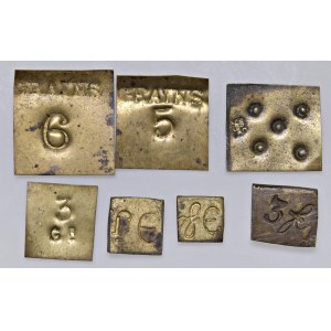 Lotto di sette pesi monetari quadrati come da foto. ...