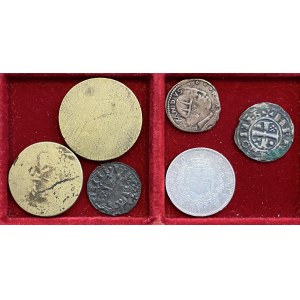 Lotto di quattro monete e due pesi monetari come da foto. Da...