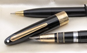 SHEAFFER'S -Sada 2 per- Černá pryskyřicová těla s černým povrchem...
