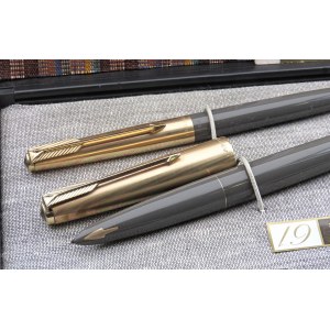PARKER -Lot de 2 stylos- Parker 61. Corps en résine grise ...