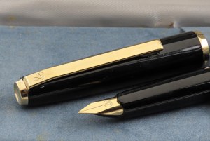 PELIKAN - plnicí pero - P53. Tělo z černé pryskyřice s černým...