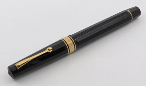 OMAS - Plnicí pero - Tělo a víčko z černé pryskyřice s černým...