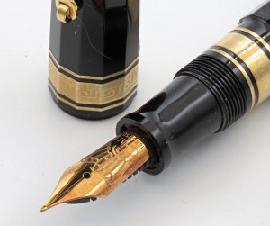 OMAS - Plnicí pero - Tělo a víčko z černé pryskyřice s černým...