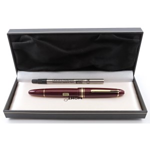 MONTBLANC - Stylo à bille - Corps et capuchon en résine bordeaux...
