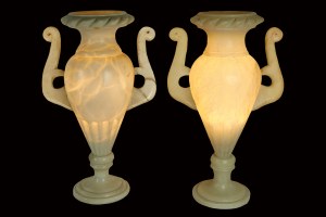 Pár stolních lamp ve tvaru vázy s dvěma držadly z alabastru