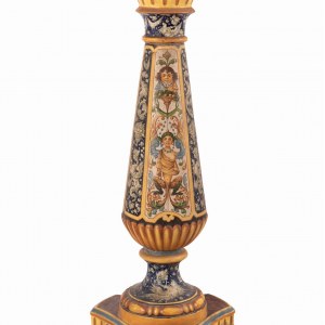 Colonna in maiolica di area metaurense con decori a raffaellesche policrome ispirate alla maiolica di Urbino della seconda metà del Cinquecen [..]