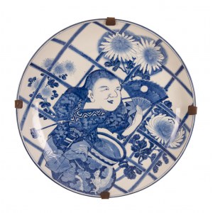 Grand plat de parade japonais en majolique bleu et blanc décoré au centre d'une figure d'enfant