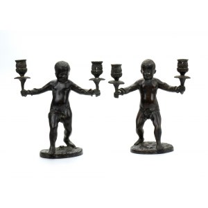 Coppia di piccoli candelabri con putti reggicandela in bronzo patinato nero