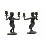 Coppia di piccoli candelabri con putti reggicandela in bronzo patinato nero