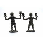 Coppia di piccoli candelabri con putti reggicandela in bronzo patinato nero