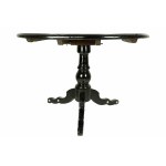 Table à voile ronde en chêne avec plateau et pieds ébonisés. Sur le plateau, inserts circulaires en os