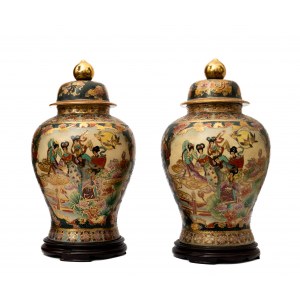 Coppia di vasi Satsuma riccamente decorati con scene di genere. Cina, seconda metà del XX secolo