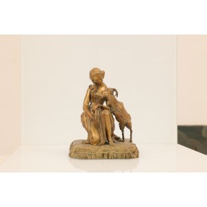 Coppia di sculture in bronzo dorato, raff. donne con animali