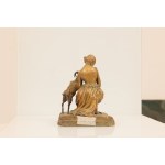 Coppia di sculture in bronzo dorato, raff. donne con animali