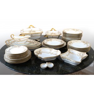 Servizio da pranzo mistilineo da sei con finitura a rilievo in oro della Pirker & Hammer