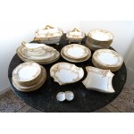 Servizio da pranzo mistilineo da sei con finitura a rilievo in oro della Pirker & Hammer