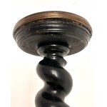 Colonna a torciglione in legno ebanizzato poggiante su base tonda rialzata su tre piedini