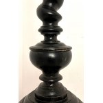 Colonna a torciglione in legno ebanizzato poggiante su base tonda rialzata su tre piedini