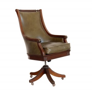 Fauteuil directeur en cuir vert. Angleterre, début du 20e siècle
