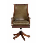 Fauteuil directeur en cuir vert. Angleterre, début du 20e siècle