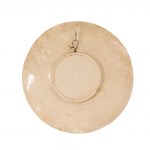 Grande piatto di ceramica lumeggiato in argento con al cavetto rappresentata l'Allegoria della Carità