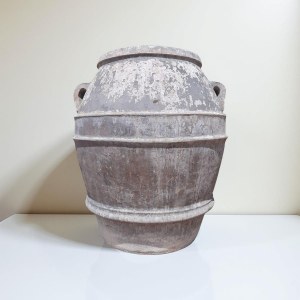Grande orcio in terracotta biansato. Prese con scanalature.