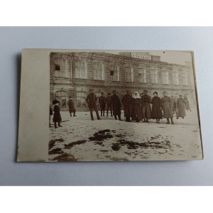 POSTCARD RUSSIA ZŁATOUST UFA CHELYABINSK URAL, PRE-WAR 1918, GROUP OF PEOPLE IN FRONT OF HOSPITAL