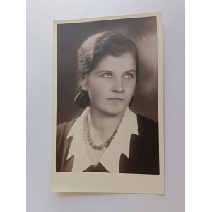 FOTO VARŠAVA ŽENA, KORÁLKY, PŘEDVÁLEČNÁ