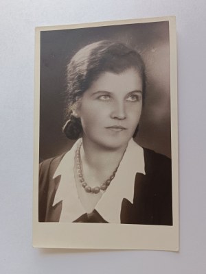 FOTO VARŠAVA ŽENA, KORÁLKY, PŘEDVÁLEČNÁ