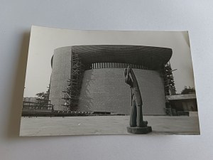 OBRÁZEK CIHLOVÉHO KRAKOVA, NOVÁ HUTA, STAVBA KOSTELA, KNĚZ JÓZEF GORZELANY