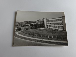 POCZTÓWKA PRL WODZISŁAW SZKOŁA POMNIK TYSIĄCLECIA PAŃSTWA POLSKIEGO