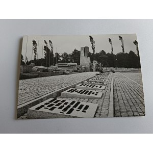 POCZTÓWKA PRL OŚWIĘCIM AUSCHWITZ BRZEZINKA BIRKENAU HITLEROWSKI OBÓZ ZAGŁADY, POMNIK OFIAR FASZYZMU
