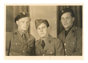 PSZnZ - Soldiers with eagles on berets and caps (401)