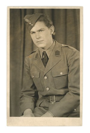PSZnZ - Soldier with an eagle on his cap, signed (402)