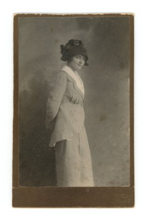 Lviv - Woman wearing a hat. Photo: E. Trzemeski. Cabinet. Signed (364)