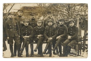 Soldiers with curious eagles, 1919. (973)