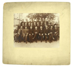 Group photograph of teaching staff and students of school No. 578, II RP.(878)