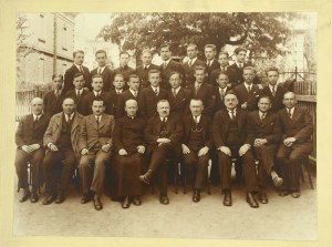 Group photograph of teaching staff and students of school No. 578, II RP.(878)
