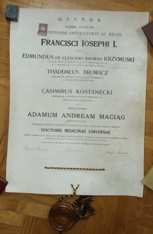 Diploma of the Jagiellonian University in a tube, together with a badge (984)