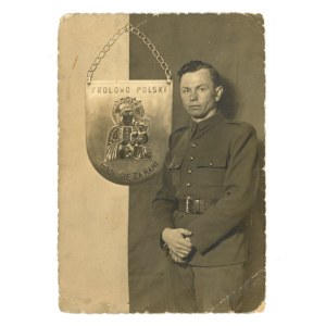 Żołnierz z ryngrafem patriotycznym - fotografia z 1942 r. (580)