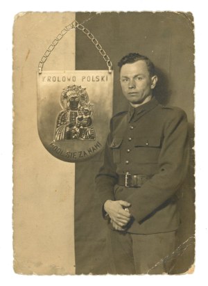 Soldier with patriotic guttergraph - 1942 photograph (580)