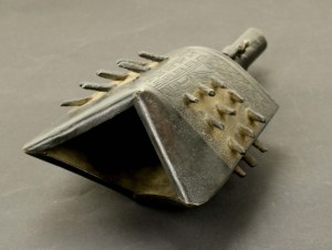 Old Chinese bell (664)