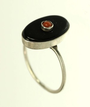 Ring with coral and onyx. Glass, Sopot (115)