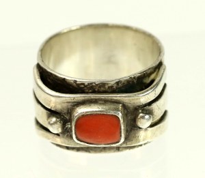 Ring / signet ring with coral, ORNO (120)