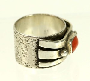 Ring / signet ring with coral, ORNO (120)