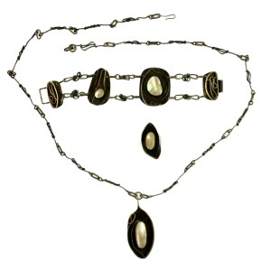 Set of necklace, bracelet and ring with mother of pearl, Olgierd Vetesco (132)