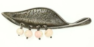 Leaf-shaped brooch with pink agate beads, ORNO (142)