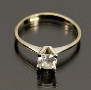 Ring with zirconia. GOLD (211)
