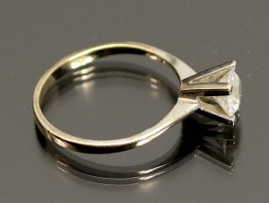 Ring with zirconia. GOLD (211)